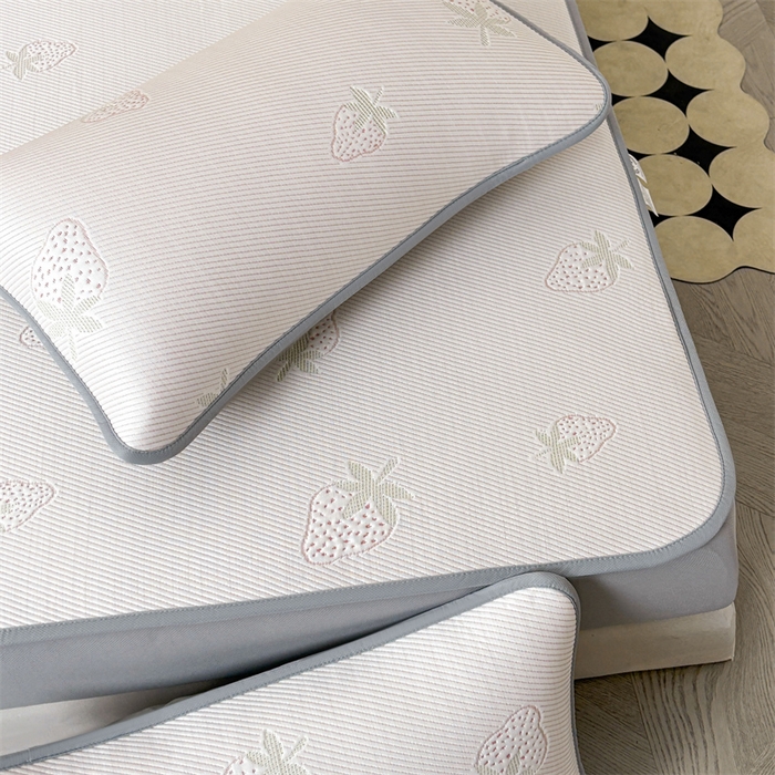 91家纺网 家纺一手货源 找家纺 雯豆家纺 2025新款PE凉感提花冰丝床笠三件套全包中分子床罩床垫保护套 草莓甜心-床笠款