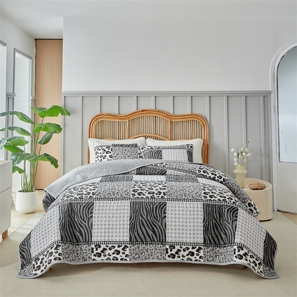 温宁家纺 2025新款跨境双面化纤水洗棉传统印花夹棉四季床盖 豹纹格