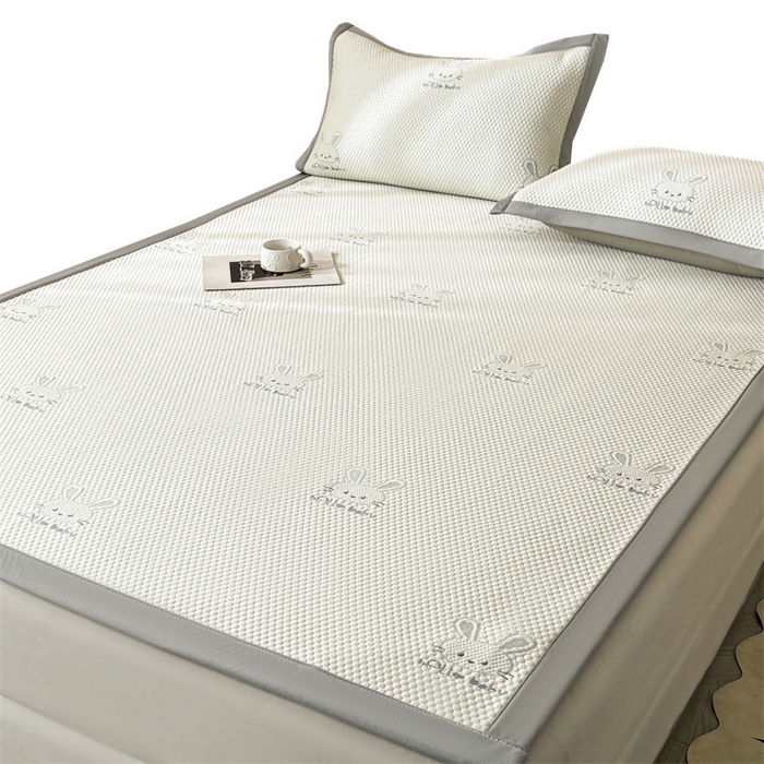 91家纺网 家纺一手货源 找家纺 雯豆家纺 2025新款PE高分子凉感提花凉席三件套绑带款席子平铺席 吉祥兔-绑带款