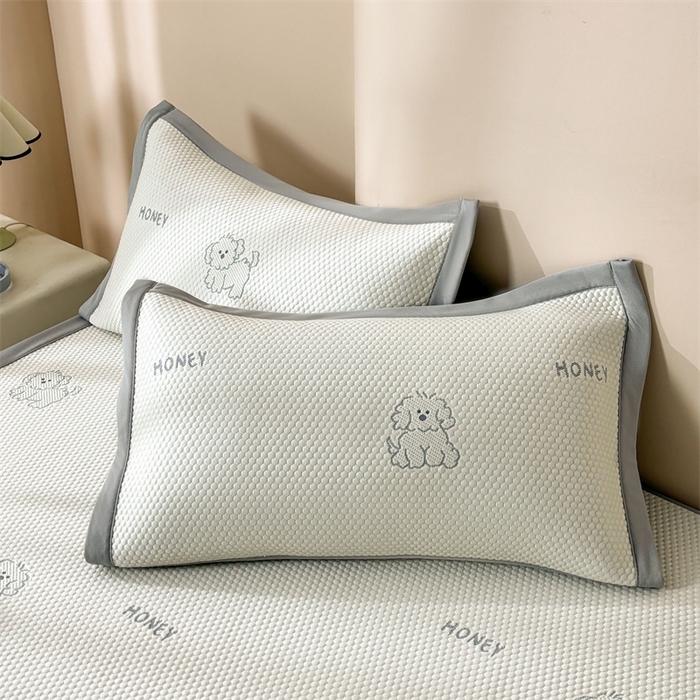 91家纺网 家纺一手货源 找家纺 雯豆家纺 2025新款PE高分子凉感提花凉席三件套绑带款席子平铺席 琪琪小狗-绑带款