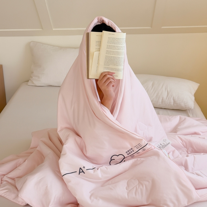 91家纺网 家纺一手货源 找家纺 大彩家居 2025新款A类针织四季被-场景二 樱花粉