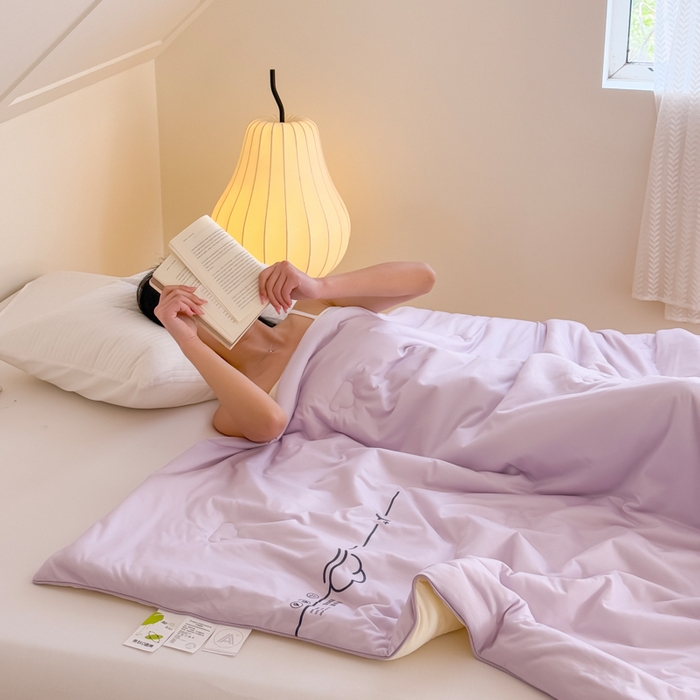 91家纺网 家纺一手货源 找家纺 大彩家居 2025新款A类针织四季被-场景二 薰衣草紫