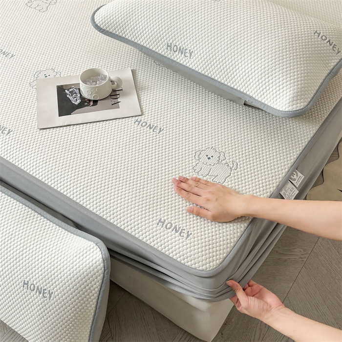 91家纺网 家纺一手货源 找家纺 雯豆家纺 2025新款PE凉感提花冰丝床笠三件套全包中分子床罩床垫保护套 琪琪小狗-床笠款