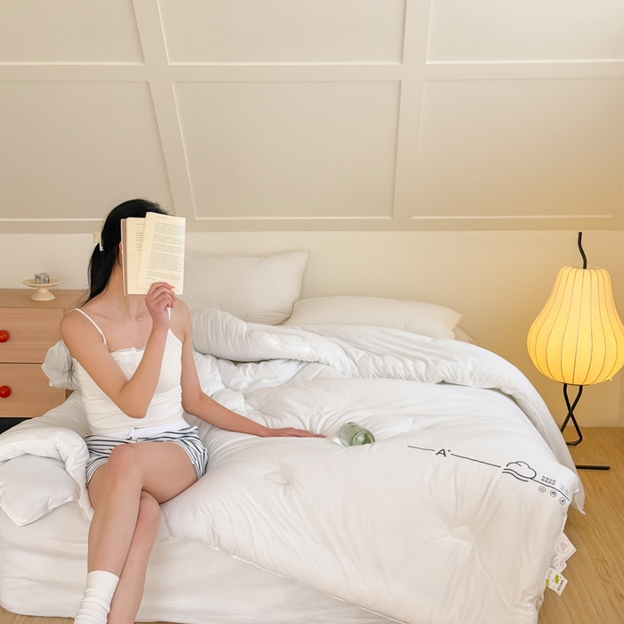 91家纺网 家纺一手货源 找家纺 大彩家居 2025新款A类针织四季被-场景二 米白色