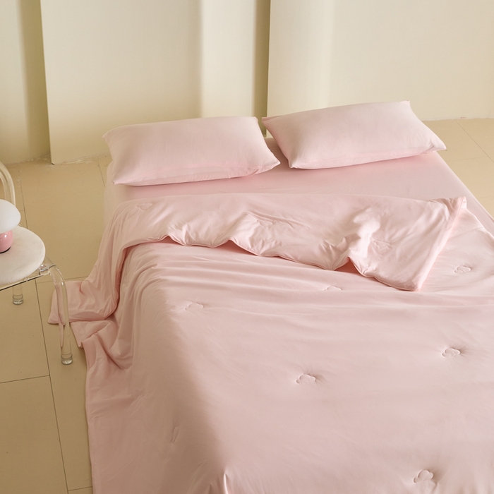 91家纺网 家纺一手货源 找家纺 大彩家居 2025新款A类针织四季被-场景一 樱花粉