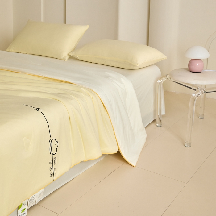 91家纺网 家纺一手货源 找家纺 大彩家居 2025新款A类针织四季被-场景一 奶黄色