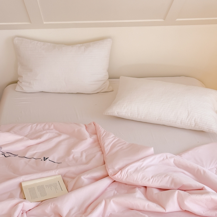 91家纺网 家纺一手货源 找家纺 大彩家居 2025新款A类针织四季被-场景二 樱花粉