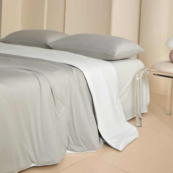 91家纺网 家纺一手货源 找家纺 大彩家居 2025新款A类针织四季被-场景一 香草灰