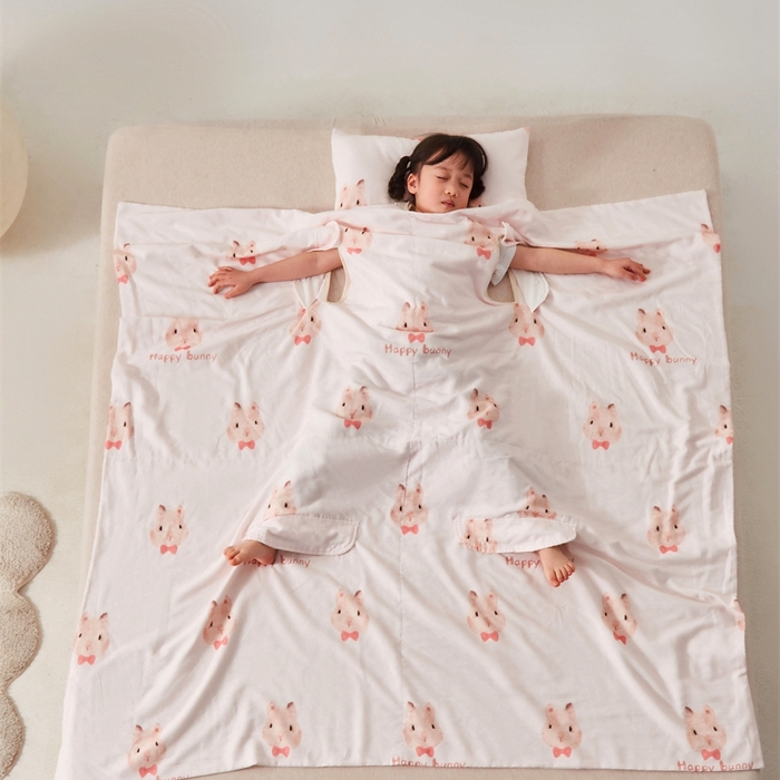 91家纺网 家纺一手货源 找家纺 艾佳宝贝 2025A类全棉纱布护肚防踢睡袋多功能盖毯宝宝夏被 乖萌甜兔