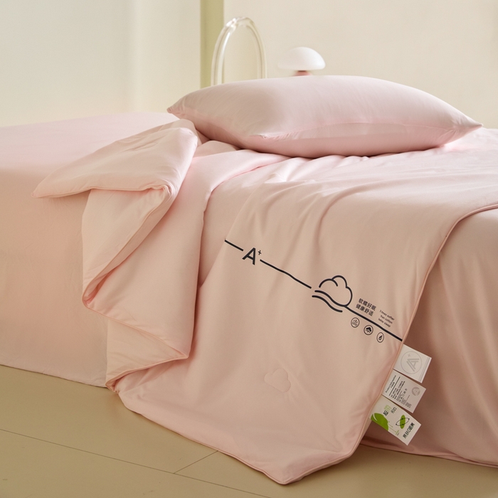 91家纺网 家纺一手货源 找家纺 大彩家居 2025新款A类针织四季被-场景一 樱花粉