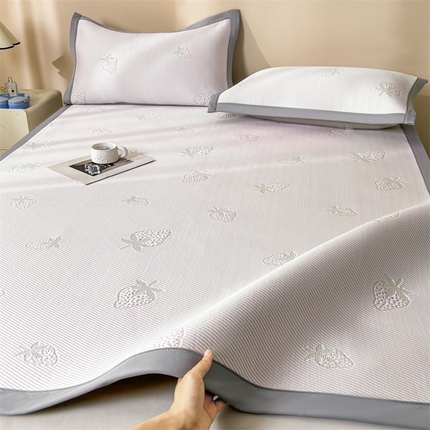 91家纺网 家纺一手货源 找家纺 雯豆家纺 2025新款PE高分子凉感提花凉席三件套绑带款席子平铺席 草莓甜心-绑带款