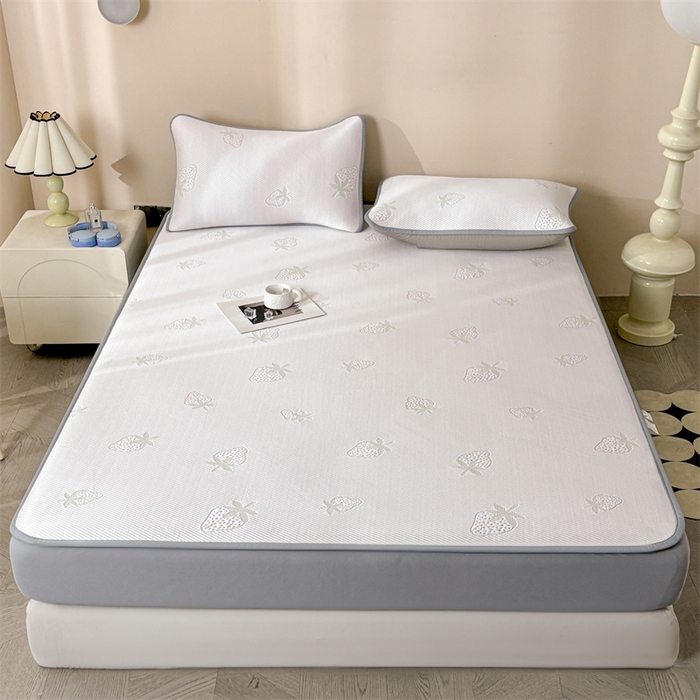 91家纺网 家纺一手货源 找家纺 雯豆家纺 2025新款PE凉感提花冰丝床笠三件套全包中分子床罩床垫保护套 草莓甜心-床笠款