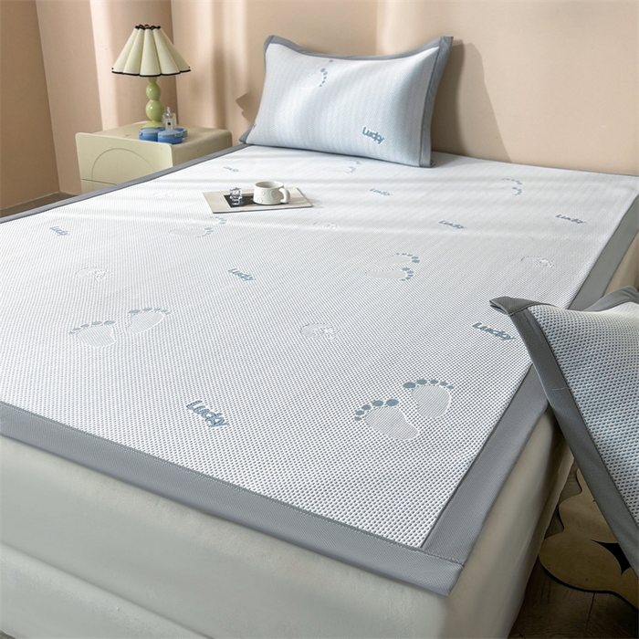 91家纺网 家纺一手货源 找家纺 雯豆家纺 2025新款PE高分子凉感提花凉席三件套绑带款席子平铺席 小脚印-绑带款