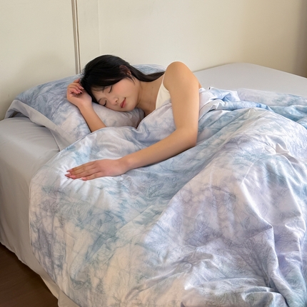 91家纺网 家纺一手货源 找家纺 亿莱鑫 2025新款7A抗菌超软柔肤棉轻奢床裙款夏凉被 空调被 被子夏被四件套-蝶恋花系列 玫瑰庄园-蓝