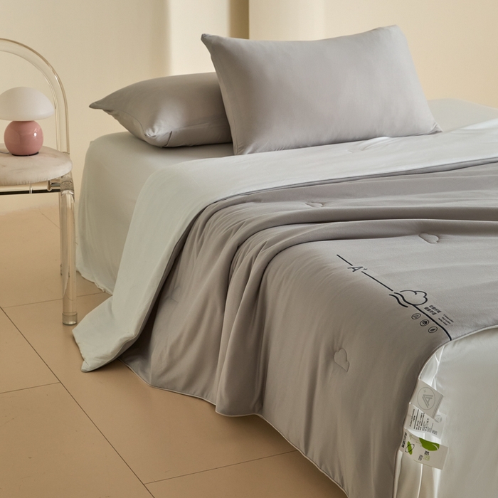 91家纺网 家纺一手货源 找家纺 大彩家居 2025新款A类针织四季被-场景一 香草灰