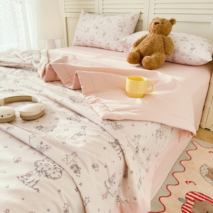 91家纺网 家纺一手货源 找家纺 佰亿莱 2025新款全棉双层纱大豆夏被四件套 开心女孩