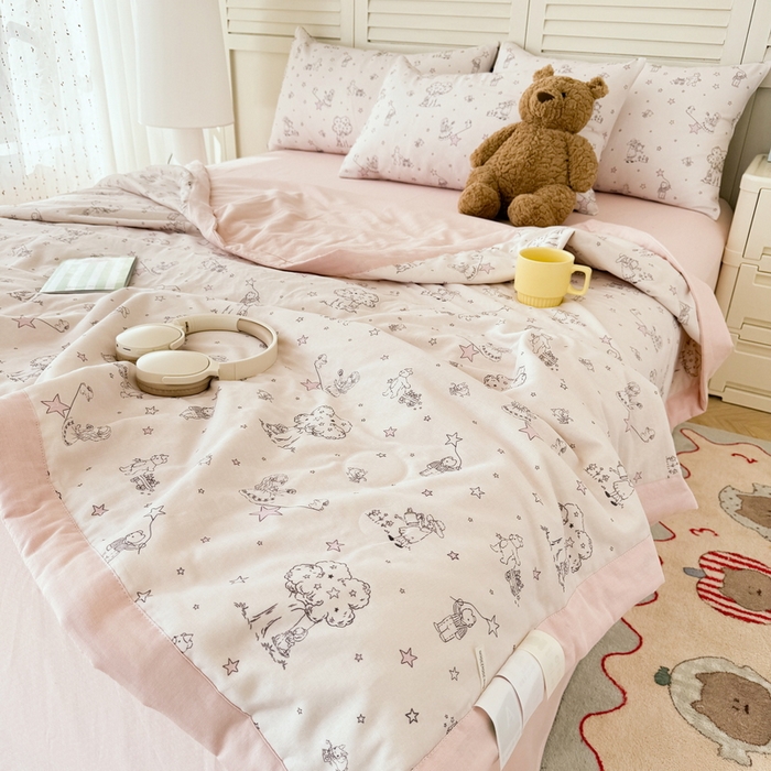 91家纺网 家纺一手货源 找家纺 佰亿莱 2025新款全棉双层纱大豆夏被四件套 开心女孩