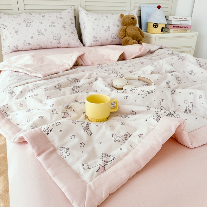 91家纺网 家纺一手货源 找家纺 佰亿莱 2025新款全棉双层纱大豆夏被四件套 开心女孩