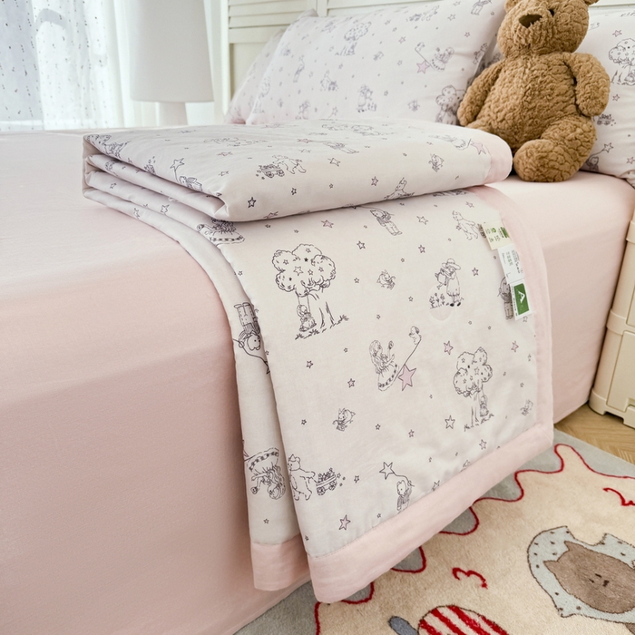 91家纺网 家纺一手货源 找家纺 佰亿莱 2025新款全棉双层纱大豆夏被四件套 开心女孩