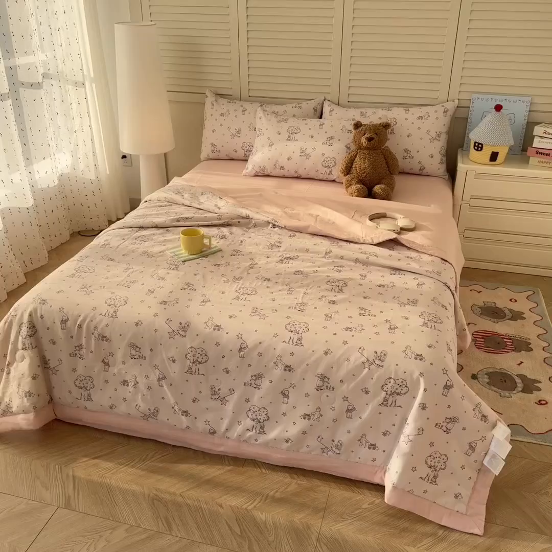 91家纺网 家纺一手货源 找家纺 佰亿莱 2025新款全棉双层纱大豆夏被四件套 开心女孩