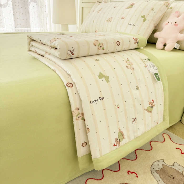 91家纺网 家纺一手货源 找家纺 佰亿莱 2025新款全棉双层纱大豆夏被四件套 帽子狗狗