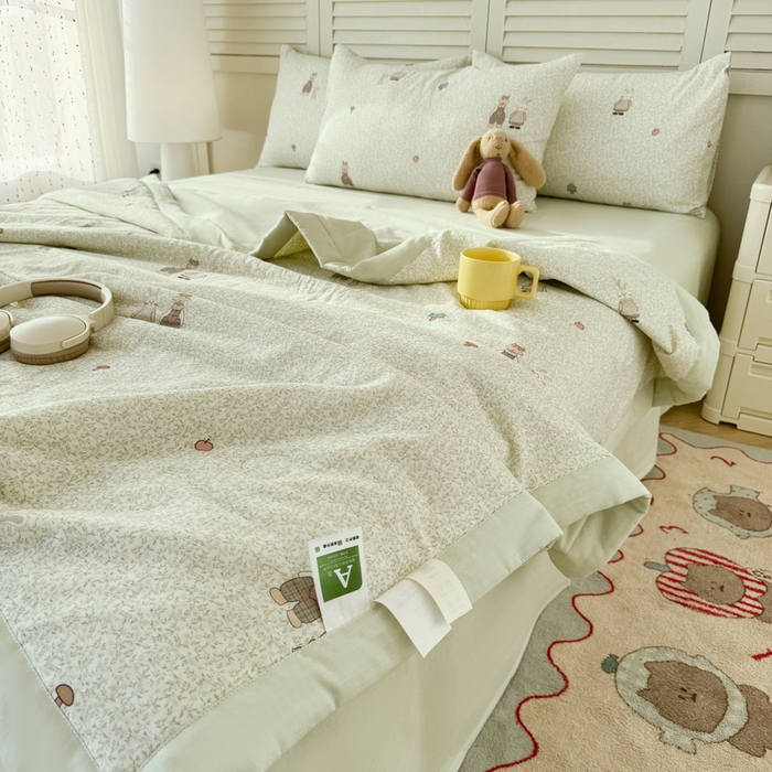 91家纺网 家纺一手货源 找家纺 佰亿莱 2025新款全棉双层纱大豆夏被四件套 亲密伙伴