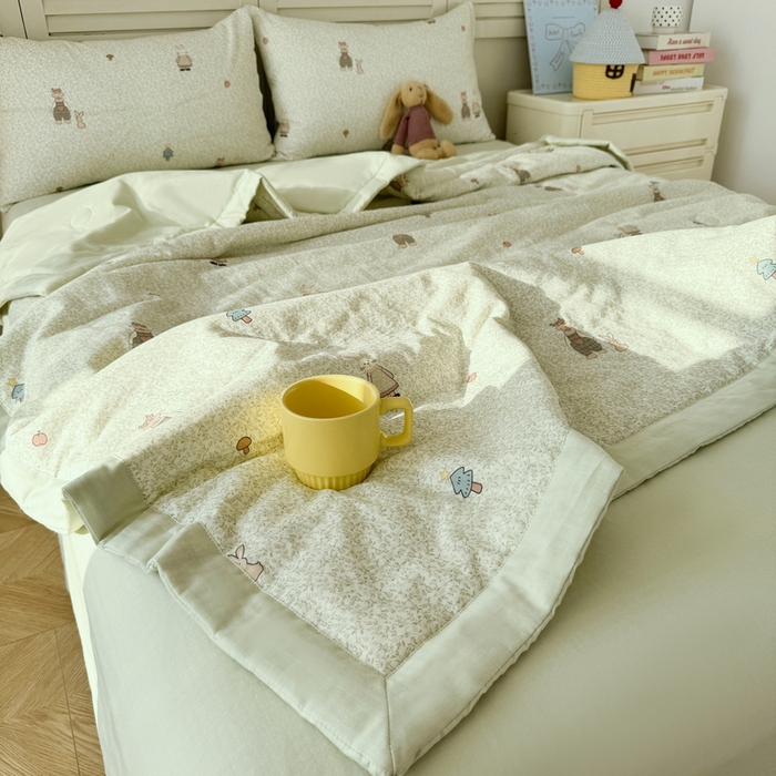 91家纺网 家纺一手货源 找家纺 佰亿莱 2025新款全棉双层纱大豆夏被四件套 亲密伙伴