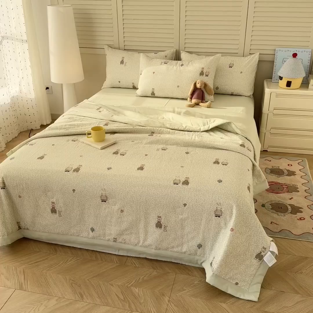 91家纺网 家纺一手货源 找家纺 佰亿莱 2025新款全棉双层纱大豆夏被四件套 亲密伙伴