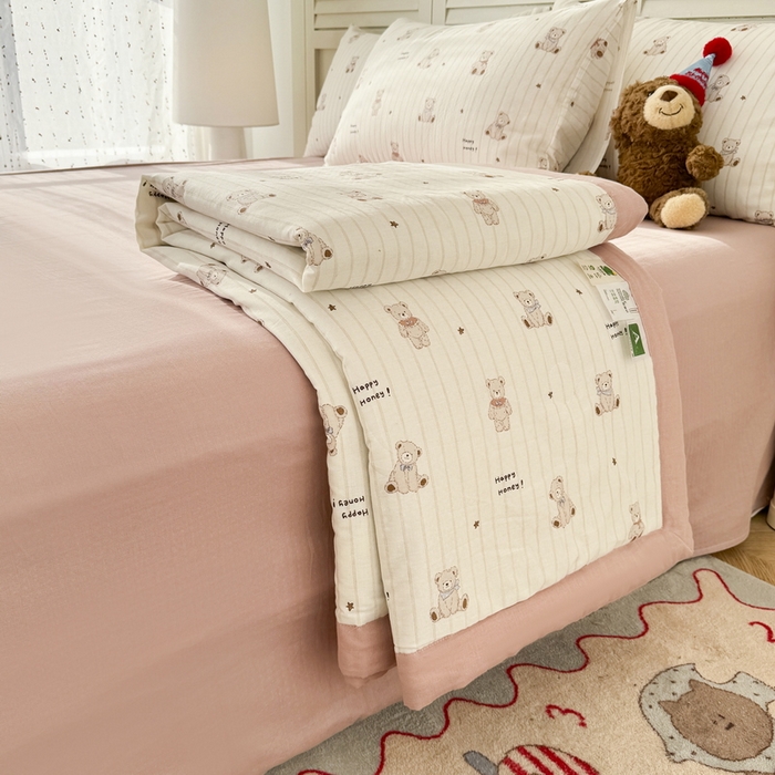 91家纺网 家纺一手货源 找家纺 佰亿莱 2025新款全棉双层纱大豆夏被四件套 甜密小熊-米