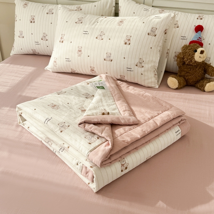 91家纺网 家纺一手货源 找家纺 佰亿莱 2025新款全棉双层纱大豆夏被四件套 甜密小熊-米