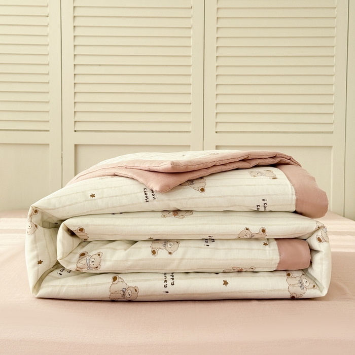 91家纺网 家纺一手货源 找家纺 佰亿莱 2025新款全棉双层纱大豆夏被四件套 甜密小熊-米