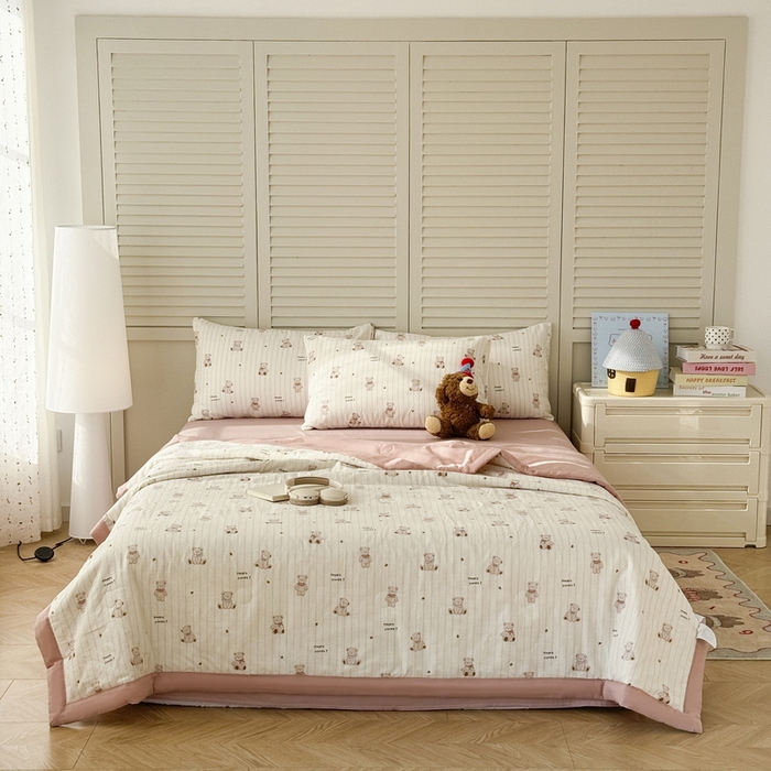 91家纺网 家纺一手货源 找家纺 佰亿莱 2025新款全棉双层纱大豆夏被四件套 甜密小熊-米