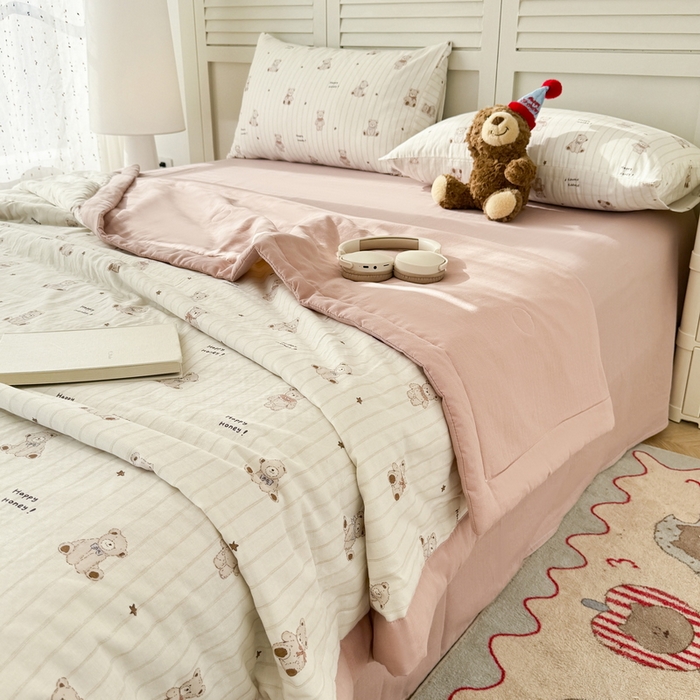 91家纺网 家纺一手货源 找家纺 佰亿莱 2025新款全棉双层纱大豆夏被四件套 甜密小熊-米