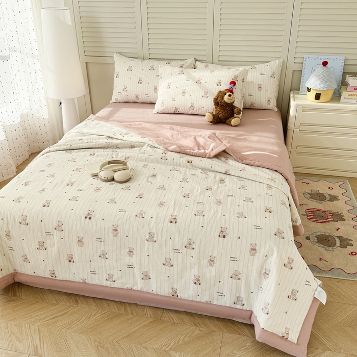 91家纺网 家纺一手货源 找家纺 佰亿莱 2025新款全棉双层纱大豆夏被四件套 甜密小熊-米