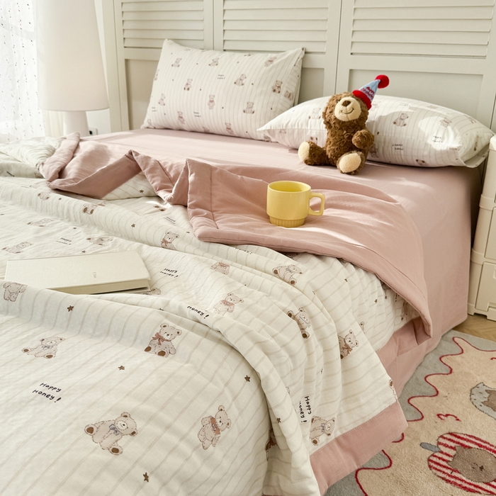 91家纺网 家纺一手货源 找家纺 佰亿莱 2025新款全棉双层纱大豆夏被四件套 甜密小熊-米