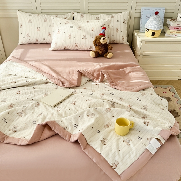 91家纺网 家纺一手货源 找家纺 佰亿莱 2025新款全棉双层纱大豆夏被四件套 甜密小熊-米