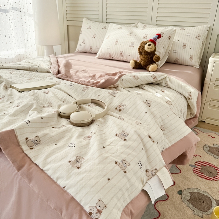 91家纺网 家纺一手货源 找家纺 佰亿莱 2025新款全棉双层纱大豆夏被四件套 甜密小熊-米