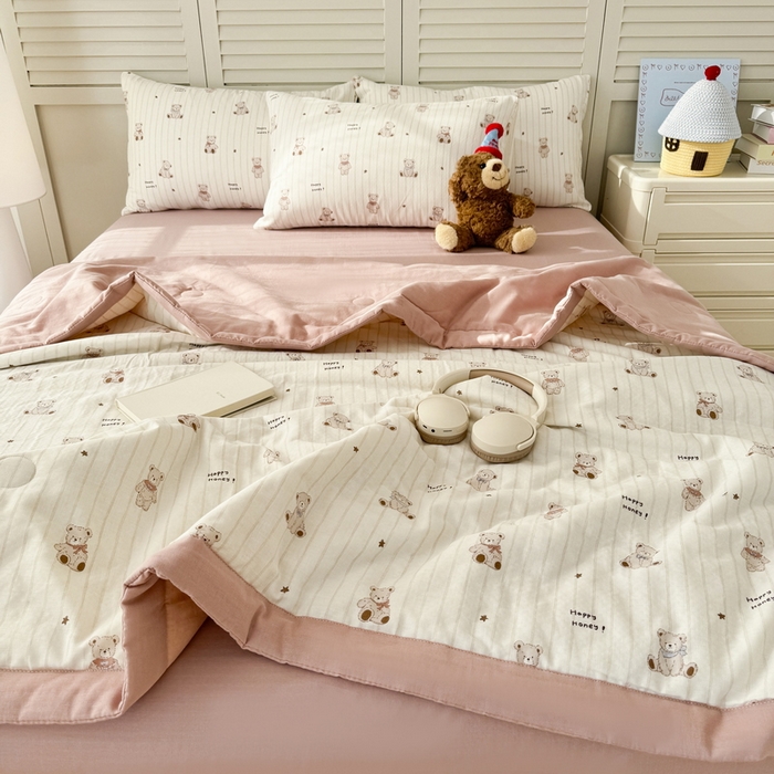 91家纺网 家纺一手货源 找家纺 佰亿莱 2025新款全棉双层纱大豆夏被四件套 甜密小熊-米