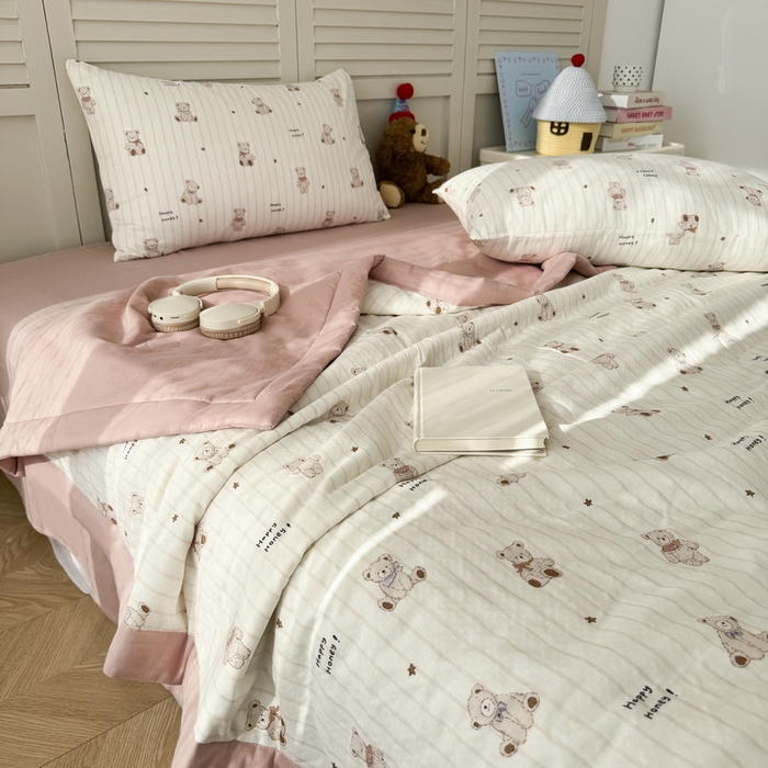 91家纺网 家纺一手货源 找家纺 佰亿莱 2025新款全棉双层纱大豆夏被四件套 甜密小熊-米