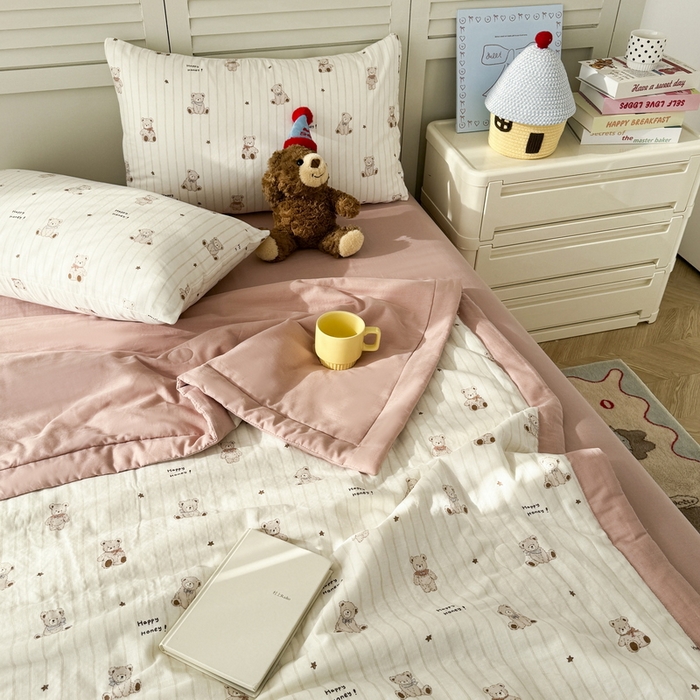 91家纺网 家纺一手货源 找家纺 佰亿莱 2025新款全棉双层纱大豆夏被四件套 甜密小熊-米