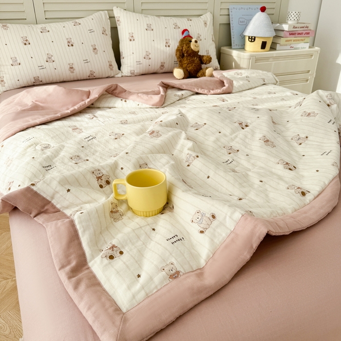 91家纺网 家纺一手货源 找家纺 佰亿莱 2025新款全棉双层纱大豆夏被四件套 甜密小熊-米