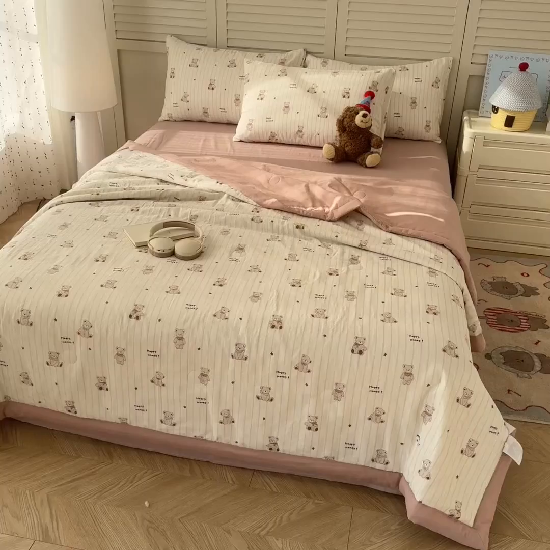91家纺网 家纺一手货源 找家纺 佰亿莱 2025新款全棉双层纱大豆夏被四件套 甜密小熊-米