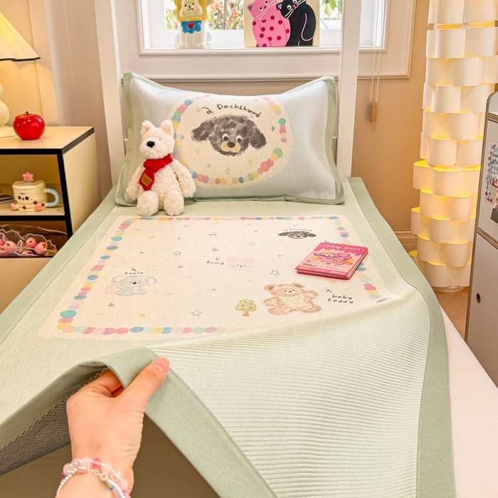 91家纺网 家纺一手货源 找家纺 慕尚家纺 2025新款凉感大版冰丝席学生季款三件套 考拉的朋友