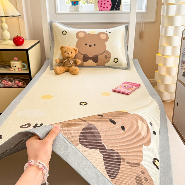 91家纺网 家纺一手货源 找家纺 慕尚家纺 2025新款凉感大版冰丝席学生季款三件套 小熊泡