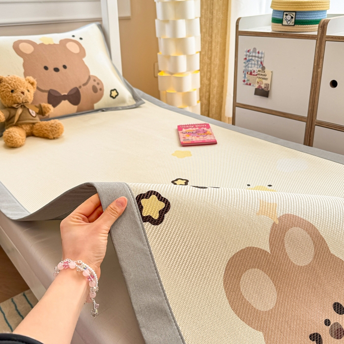 91家纺网 家纺一手货源 找家纺 慕尚家纺 2025新款凉感大版冰丝席学生季款三件套 小熊泡