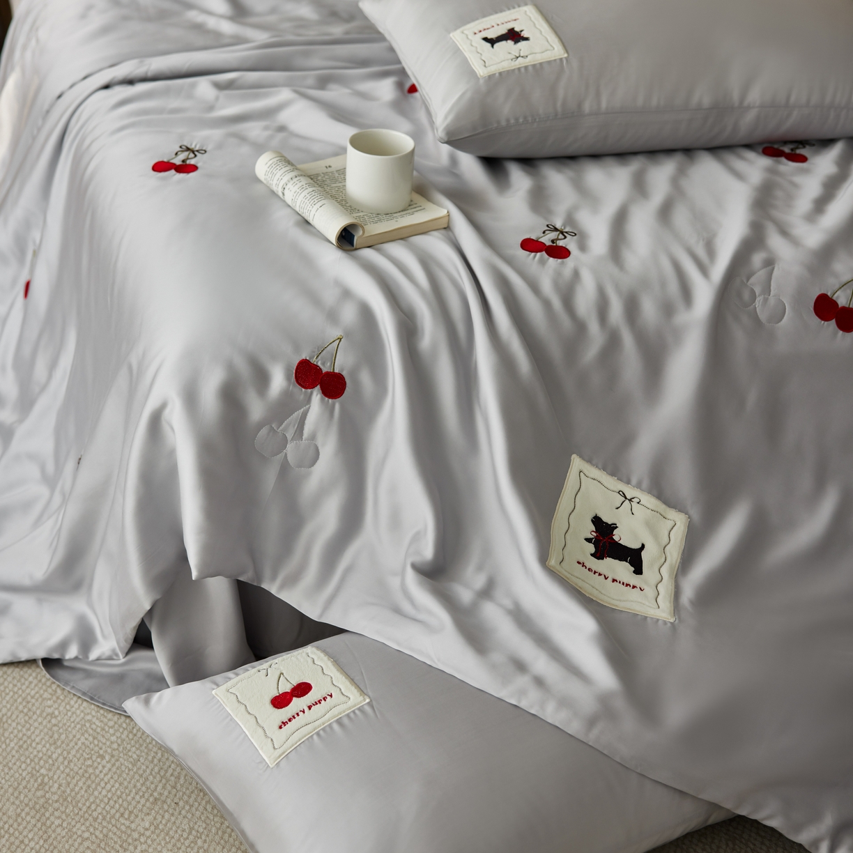 91家纺网 家纺一手货源 找家纺 初拾 2025新款60支奥地利进口兰精天丝夏被夏凉被空调被—樱桃奇奇 浅灰