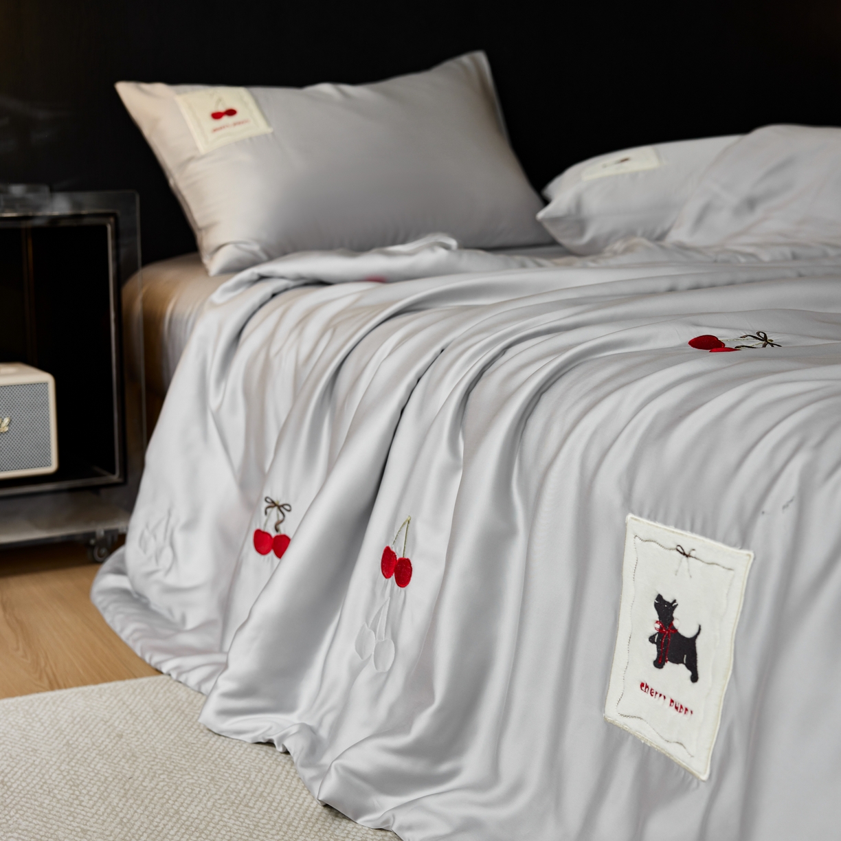 91家纺网 家纺一手货源 找家纺 初拾 2025新款60支奥地利进口兰精天丝夏被夏凉被空调被—樱桃奇奇 浅灰