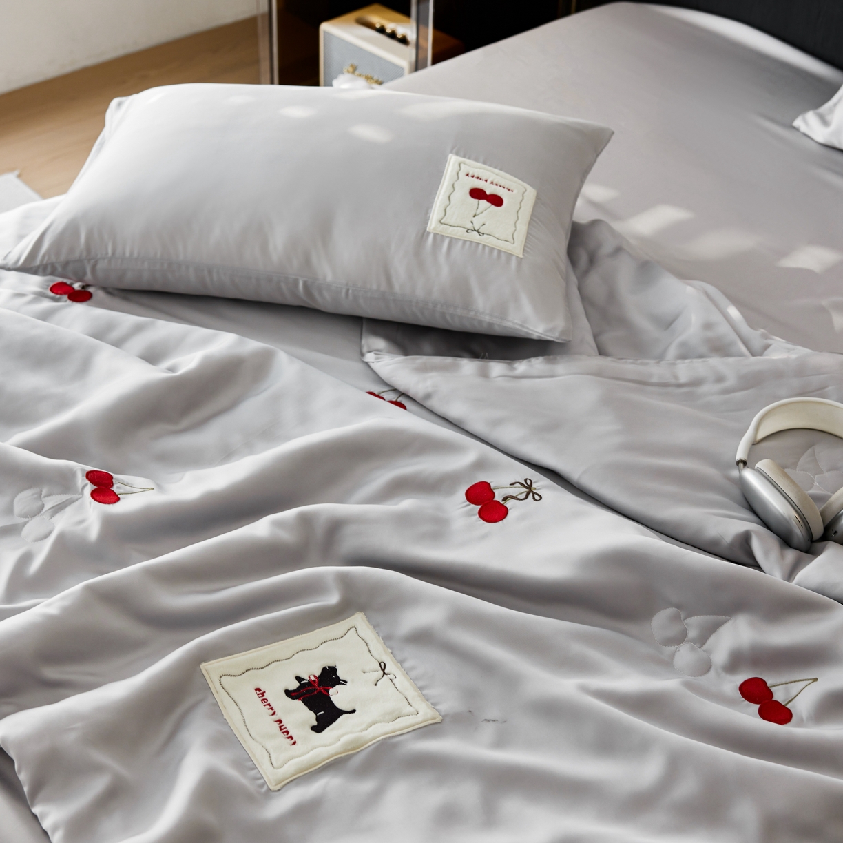 91家纺网 家纺一手货源 找家纺 初拾 2025新款60支奥地利进口兰精天丝夏被夏凉被空调被—樱桃奇奇 浅灰