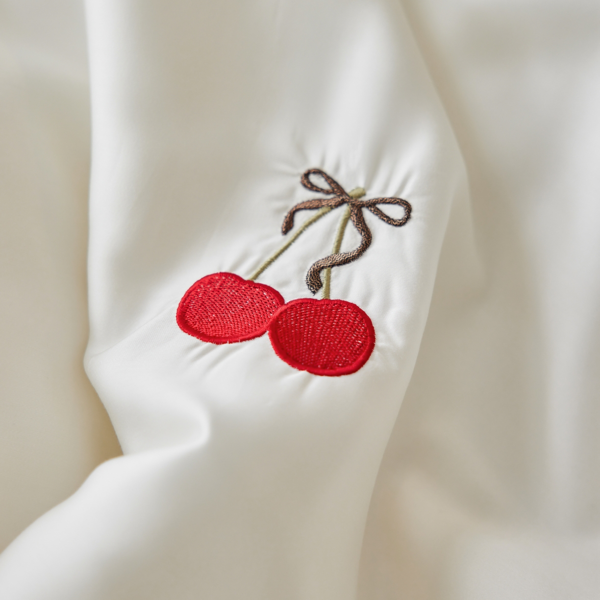 91家纺网 家纺一手货源 找家纺 初拾 2025新款60支奥地利进口兰精天丝夏被夏凉被空调被—樱桃奇奇 象牙白