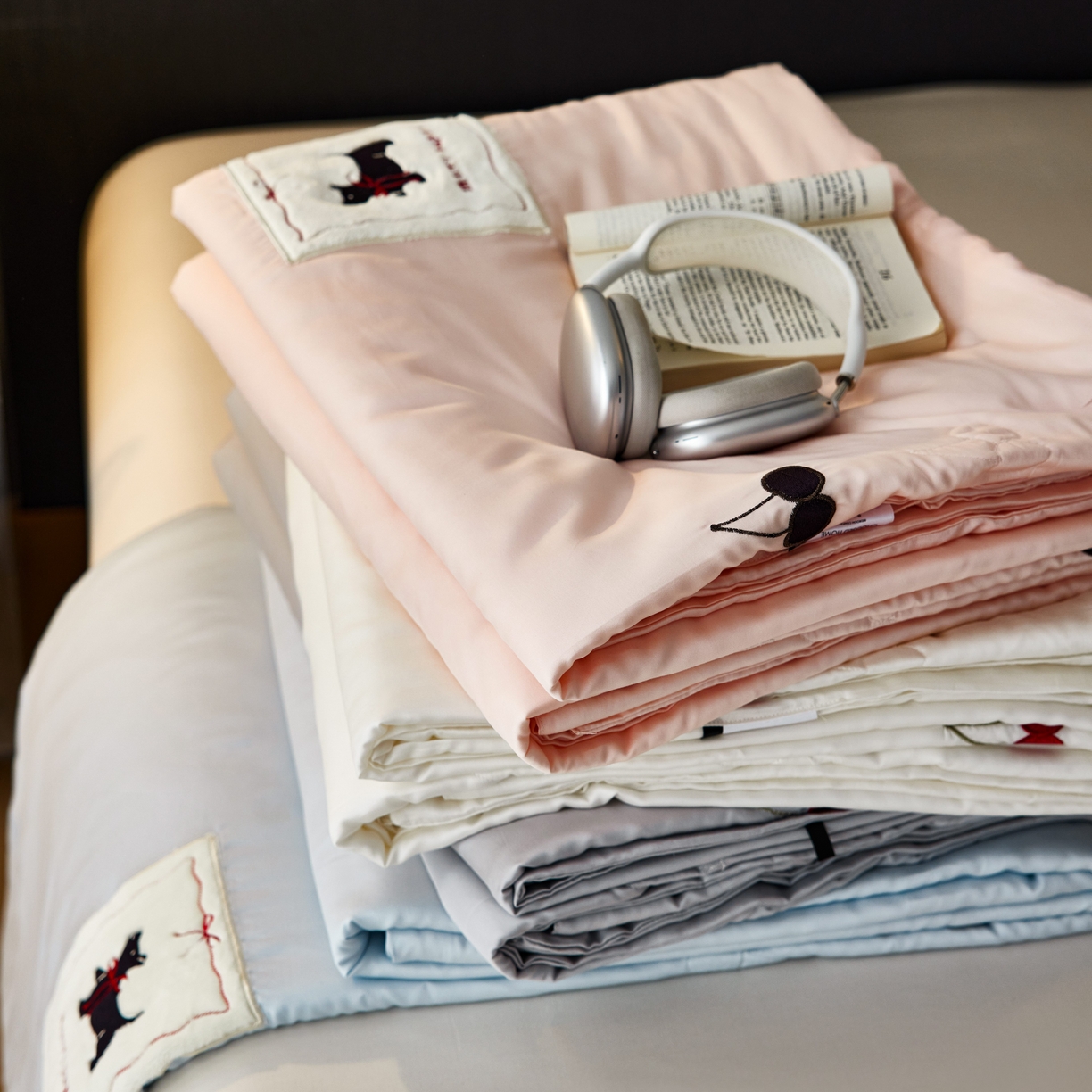 91家纺网 家纺一手货源 找家纺 初拾 2025新款60支奥地利进口兰精天丝夏被夏凉被空调被—樱桃奇奇 组合图仅供展示